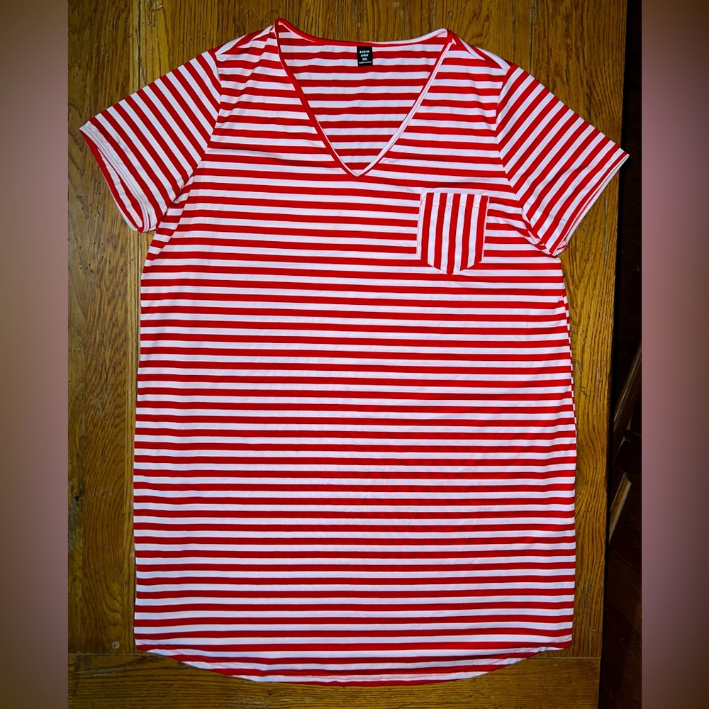 Women’s V-Neck Striped Short Sleeve Red and White T-Shirt! Size 1XL.